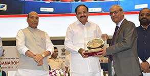 Hon’ble Vice President, Shri Venkaiah Naidu, presenting Rajbhasha Kirti Award to C&MD, Shri M. K. Surana