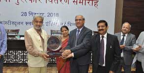 Chairman & Managing Director, Mr. M. K. Surana receiving the Mantralaya Rajbhasha Shield for outstanding performance in the implementation of Hindi in ‘B’ region among all Oil PSUs from Secretary – MOP&NG, Dr. M. M. Kutty